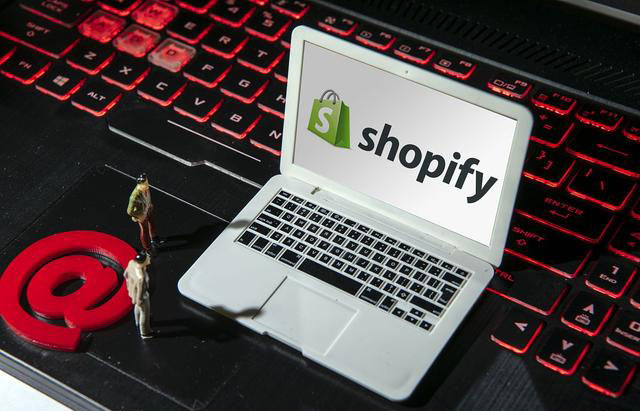 定制外貿(mào)獨(dú)立站商城和選擇Shopify建站大比拼，一擼到底！